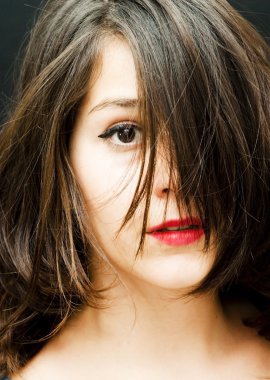 Genç ve mutlu bir kadının portresi