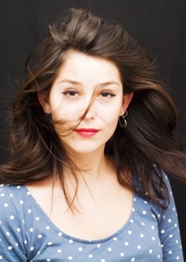 Genç ve mutlu bir kadının portresi