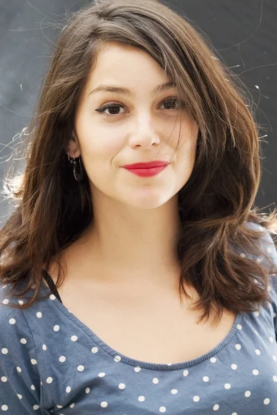 Retrato de uma jovem mulher feliz — Fotografia de Stock