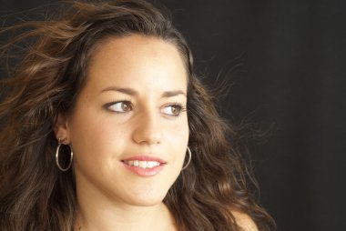 Genç ve mutlu bir kadının portresi