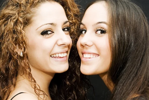 Twee mooie brunettes meisjes — Stockfoto