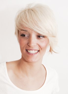 Kısa beyaz saçlı güzel kadın