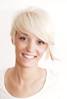 Kısa beyaz saçlı güzel kadın