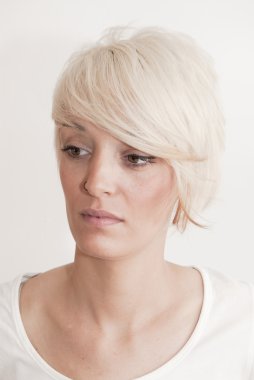 Kısa beyaz saçlı güzel kadın