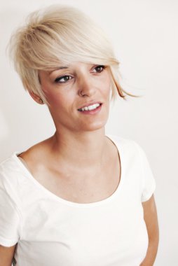 Kısa beyaz saçlı güzel kadın