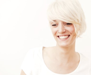 Kısa beyaz saçlı güzel kadın