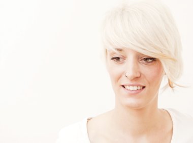 Kısa beyaz saçlı güzel kadın