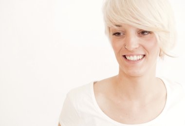 Kısa beyaz saçlı güzel kadın