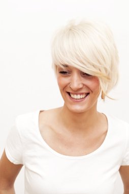 Kısa beyaz saçlı güzel kadın