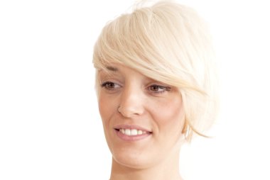 Kısa beyaz saçlı güzel kadın