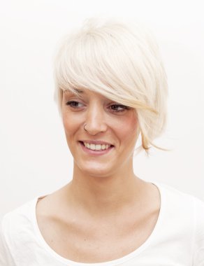 Kısa beyaz saçlı güzel kadın