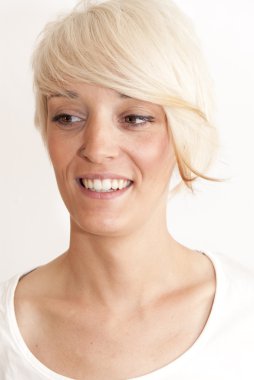 Kısa beyaz saçlı güzel kadın