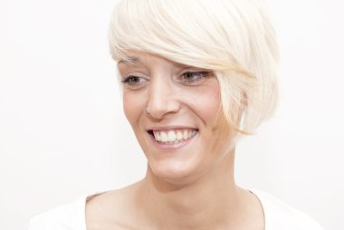 Kısa beyaz saçlı güzel kadın