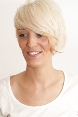 Kısa beyaz saçlı güzel kadın