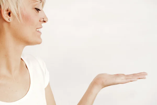 Mooie vrouw met korte witte haren — Stockfoto