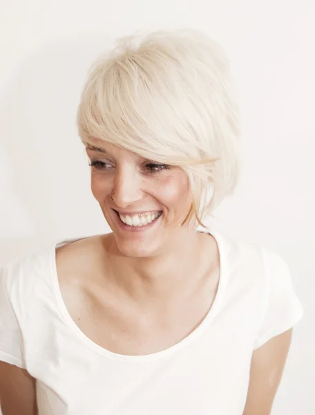 Mulher bonita com cabelo branco curto — Fotografia de Stock