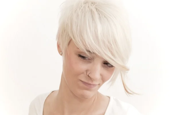 Kısa beyaz saçlı güzel kadın — Stok fotoğraf