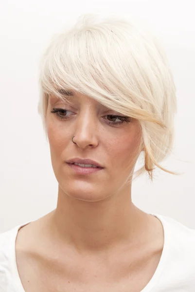 लहान पांढरा केस असलेल्या सुंदर महिला — स्टॉक फोटो, इमेज