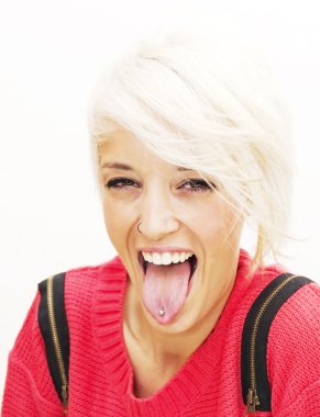 Kısa beyaz saçlı güzel kadın