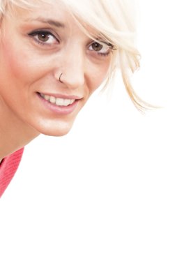 Kısa beyaz saçlı güzel kadın