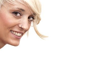 Kısa beyaz saçlı güzel kadın