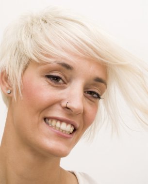 Kısa beyaz saçlı güzel kadın