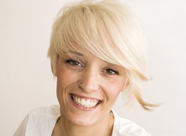 Kısa beyaz saçlı güzel kadın