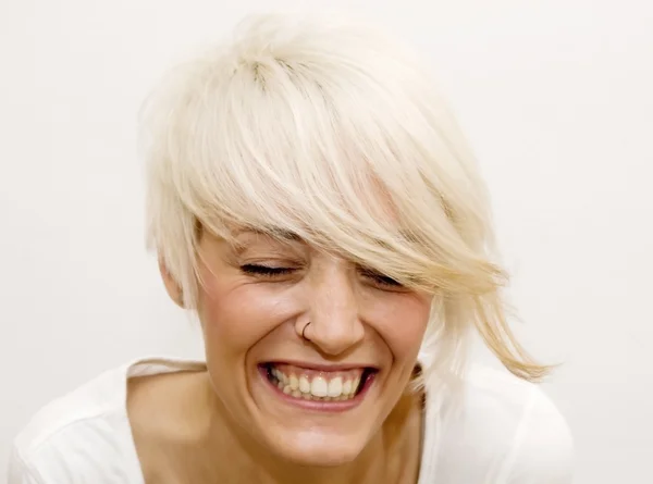 Krásná žena s krátkými vlasy bílé — Stock fotografie