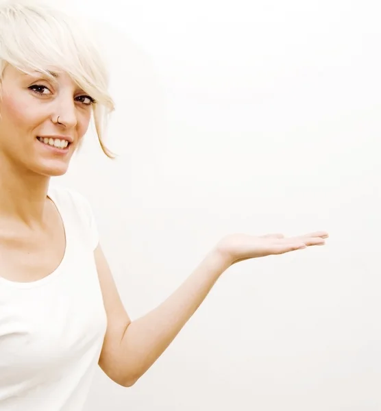 Mooie vrouw met korte witte haren — Stockfoto