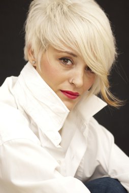 Kısa beyaz saçlı güzel kadın