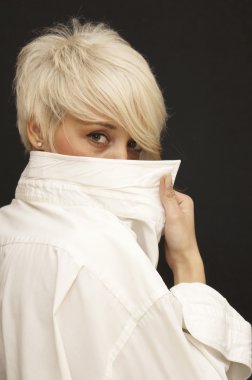 Kısa beyaz saçlı güzel kadın