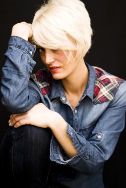 Kısa beyaz saçlı güzel kadın