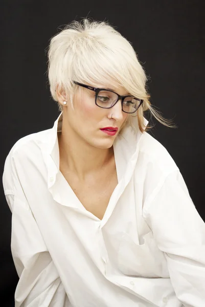 Hermosa mujer con el pelo blanco corto — Foto de Stock