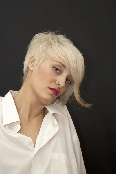 Hermosa mujer con el pelo blanco corto — Foto de Stock