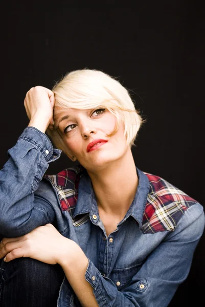 Hermosa mujer con el pelo blanco corto — Foto de Stock