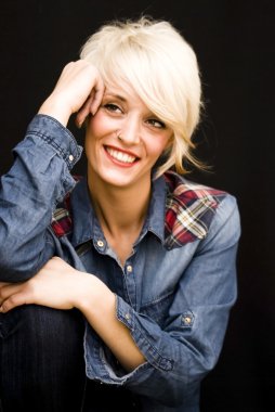 Kısa beyaz saçlı güzel kadın