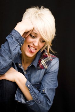 Kısa beyaz saçlı güzel kadın