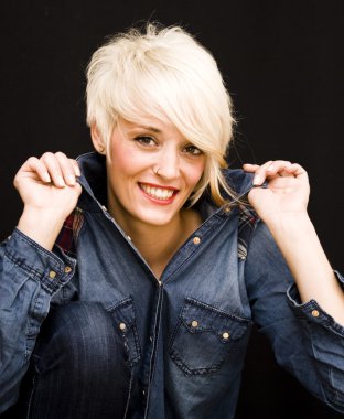 Kısa beyaz saçlı güzel kadın