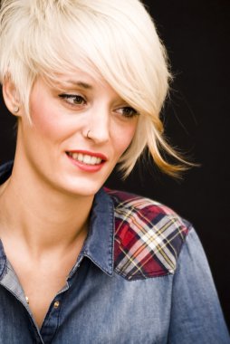 Kısa beyaz saçlı güzel kadın