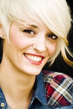 Kısa beyaz saçlı güzel kadın