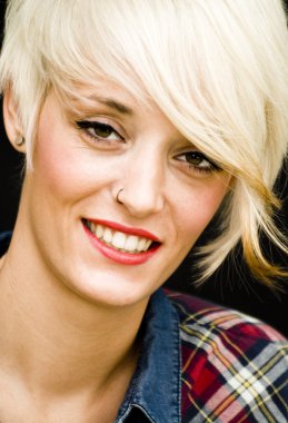 Kısa beyaz saçlı güzel kadın