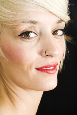 Kısa beyaz saçlı güzel kadın