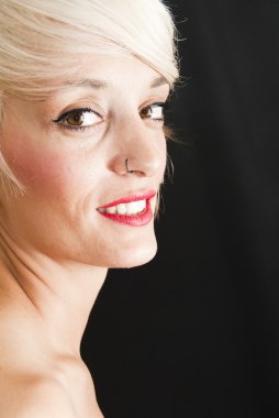 Kısa beyaz saçlı güzel kadın