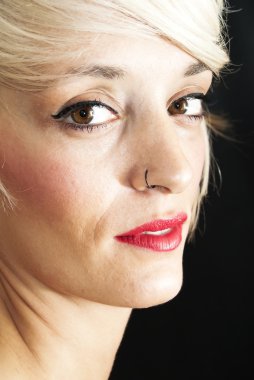 Kısa beyaz saçlı güzel kadın