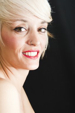 Kısa beyaz saçlı güzel kadın