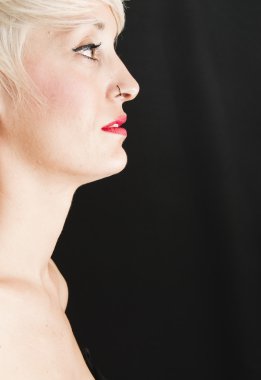 Kısa beyaz saçlı güzel kadın