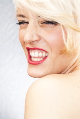 Kısa beyaz saçlı güzel kadın