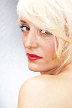 Kısa beyaz saçlı güzel kadın