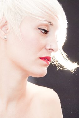 Kısa beyaz saçlı güzel kadın