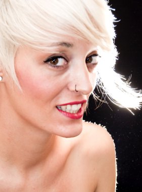 Kısa beyaz saçlı güzel kadın